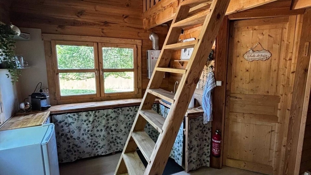 Lachapelle-sous-Chaux Cabin | pond-side cottage