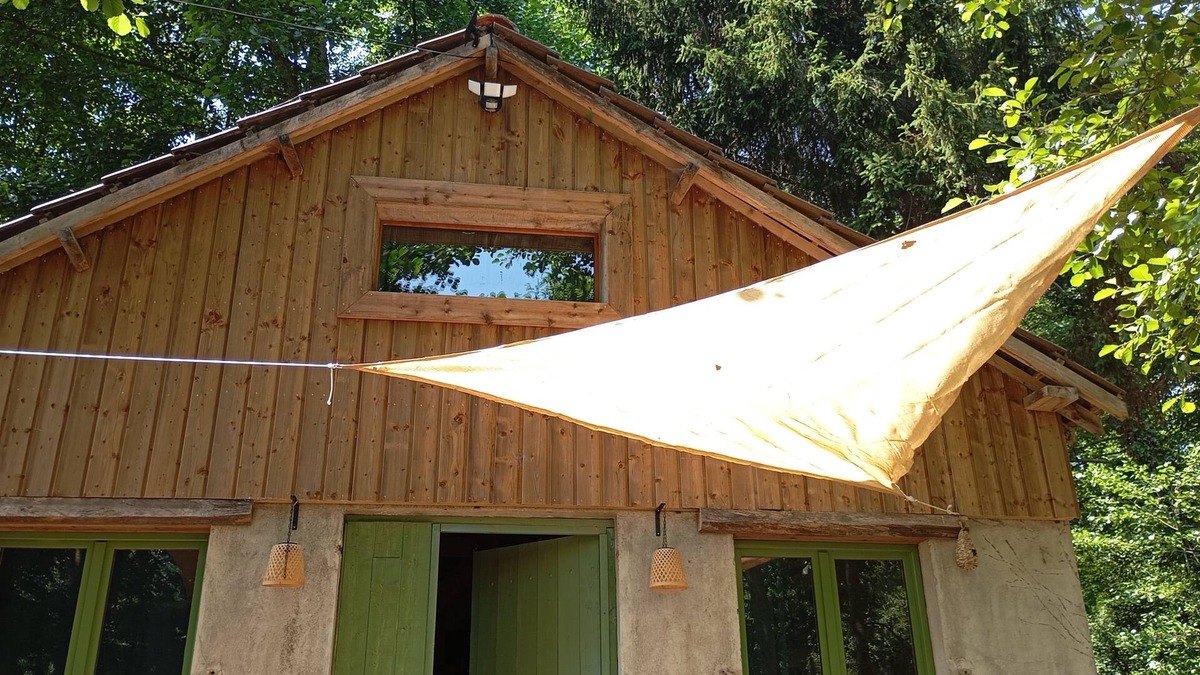Mauregny-en-Haye Cabin | Pond-side cabin
