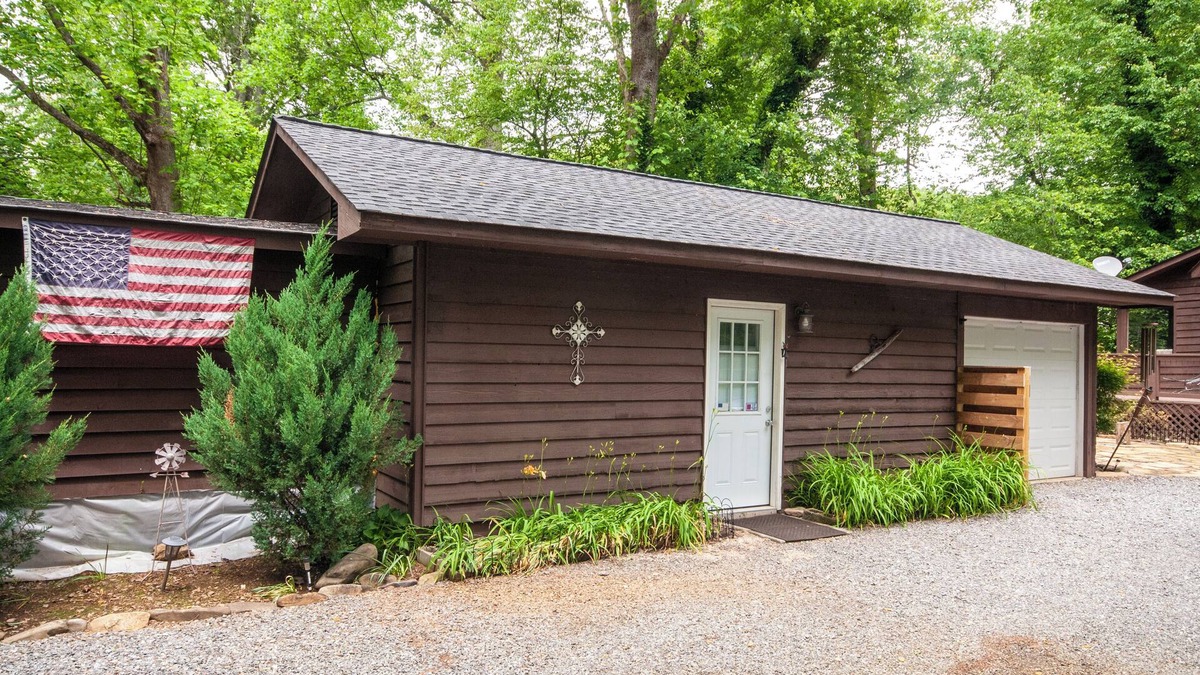 Hayesville Apartment | Ponderosa - Creekside