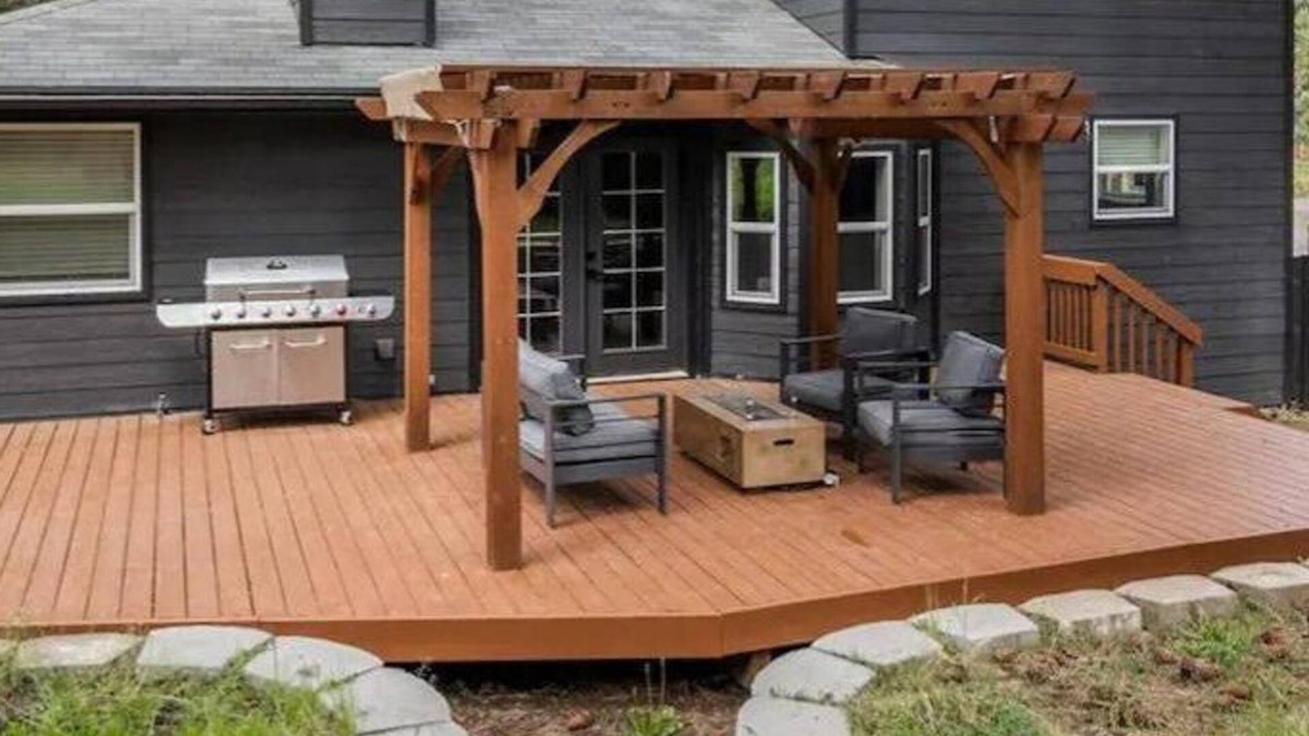 Deschutes River Woods House | Ponderosa Lodge + Bend, OR + Sleeps 10 + Pet Friendly + Large yard + RV parking
