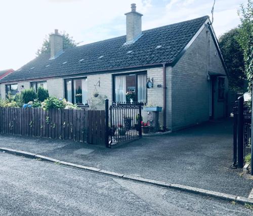 Lisburn House | PondeROSEa Cottage Free Gated Parking M1 & City location, wood stove