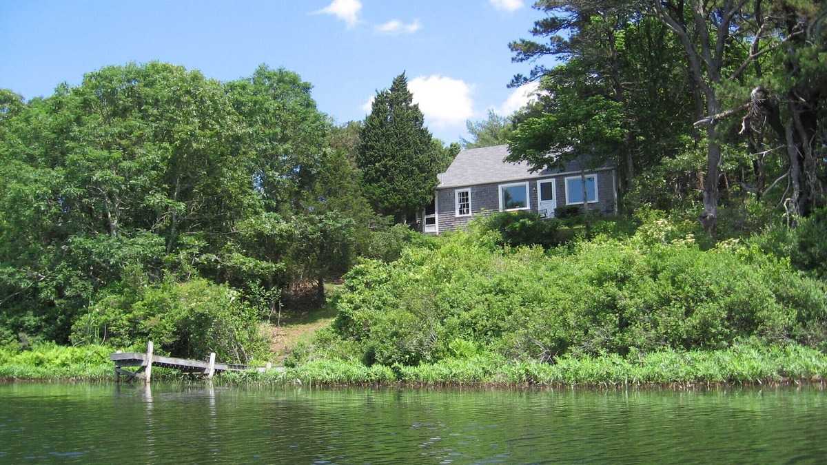 North Chatham Cottage | Pondfront cottage on Stillwater Pond