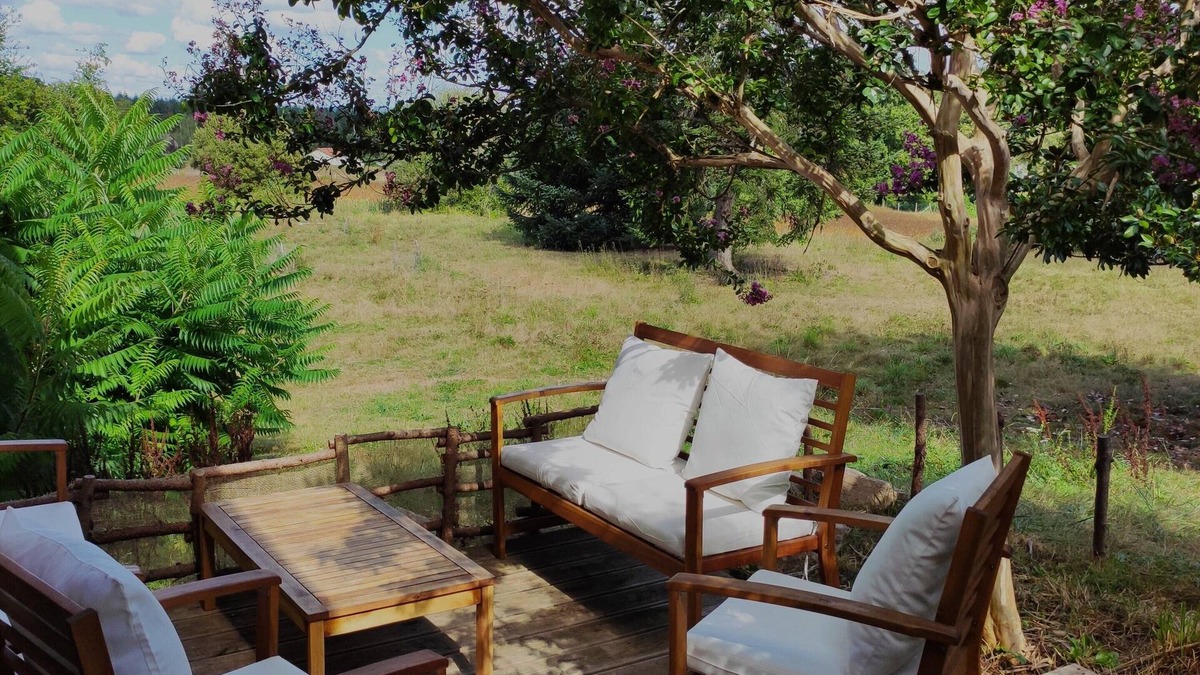 Piegut-Pluviers Apartment | Pondside healthy lodging in lively Piégut-Pluviers