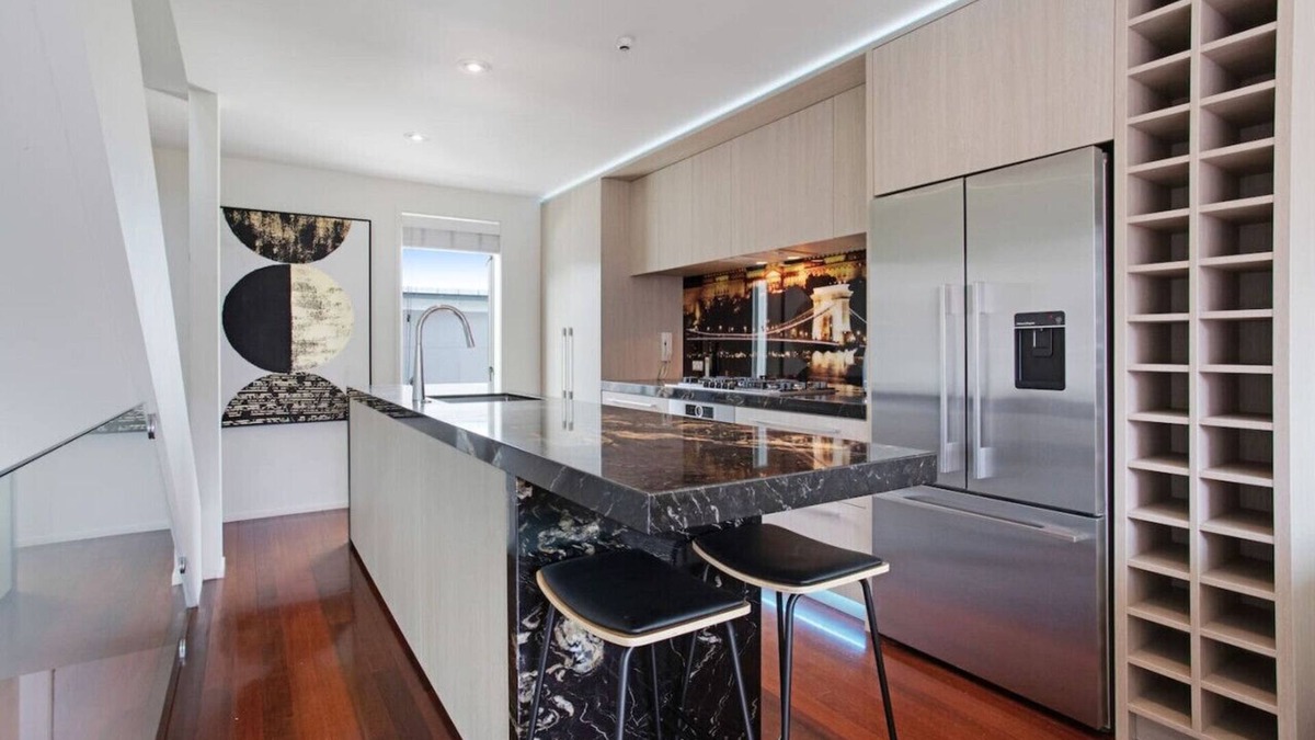 Ponsonby Apartment | Ponsonby Terrace Apt with Carpark & Sky Tower View
