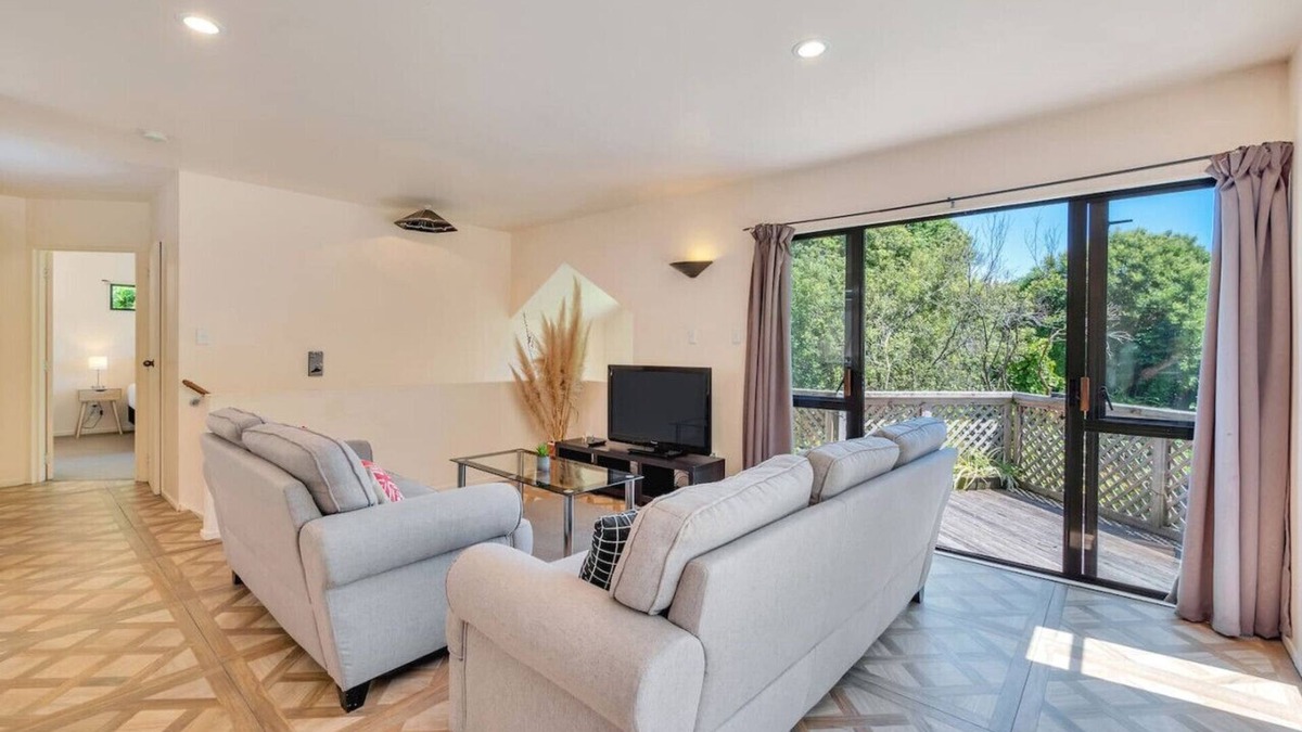 Ponsonby House | Ponsonby Gardens with deck and parking