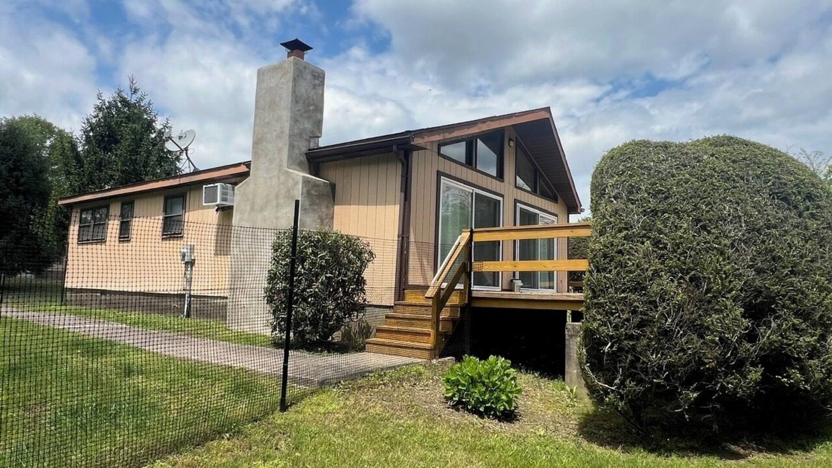 Sciota Ski Chalet | Pontiac- Dog Lovers Chalet with Fenced Yard and Fenced Deck