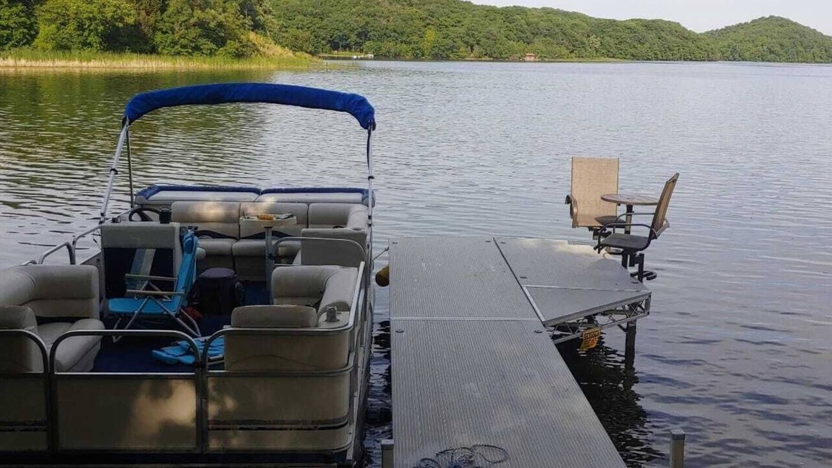 Burtrum Boat Rental | Pontoon Boat 21 ft. Perfect for a tour of the lake!
