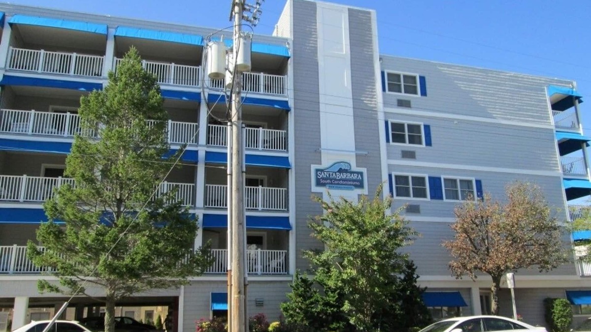 North End Condo | POOL/1 BLOCK FROM BEACH/Internet, Central Air, Elevator, Well Equipped kitchen