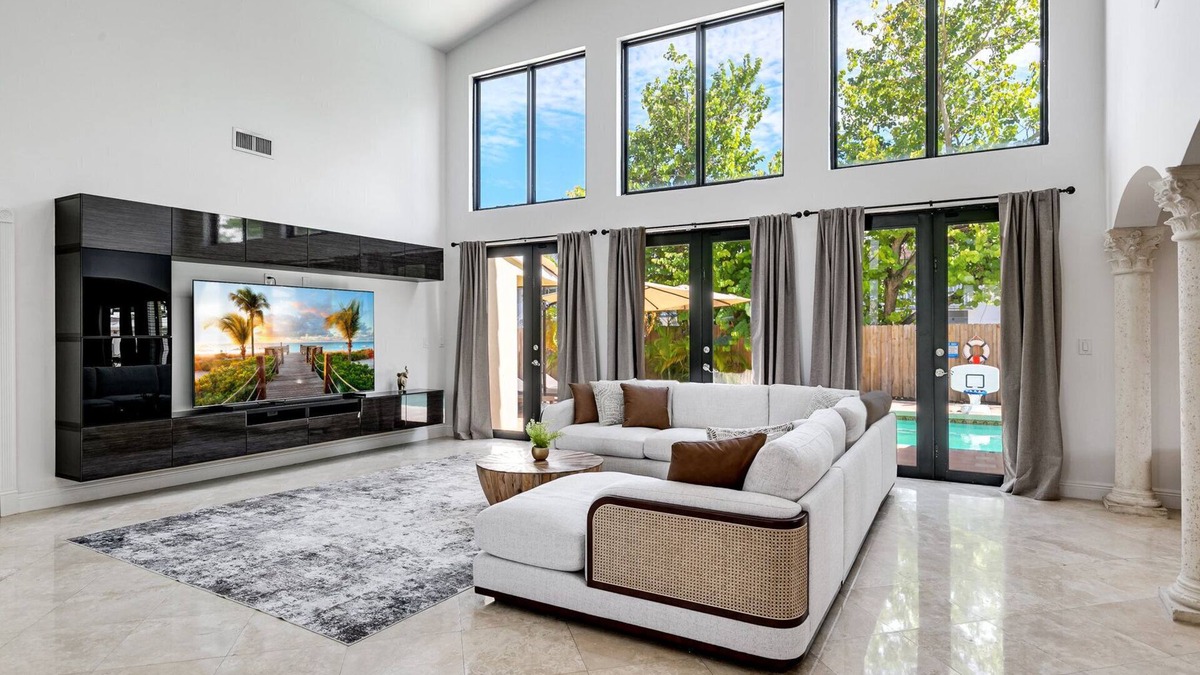 Olympia Heights House | Pool+2 King Bed+Central Location