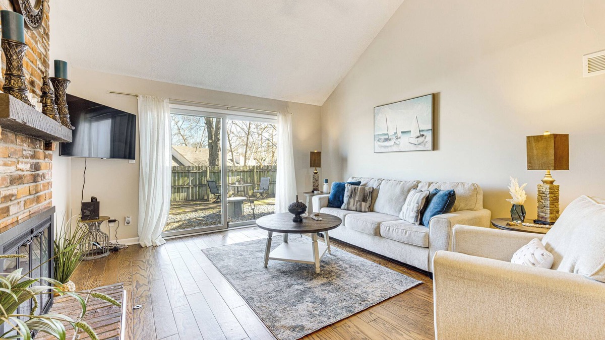 Gladstone House | Pool Access & Private Fire Pit: Kansas City Gem!