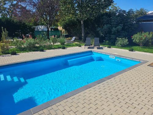 Angyalfold Apartment | Pool and apartment