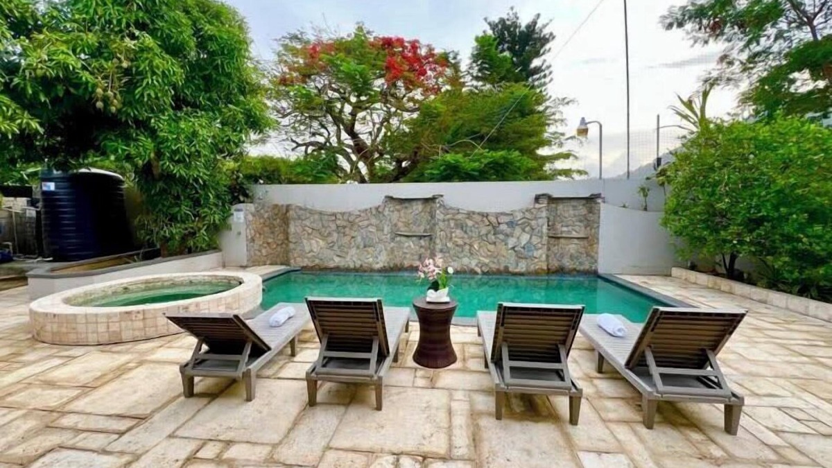 Goodwood Park House | Pool and Jacuzzi Vacation Home