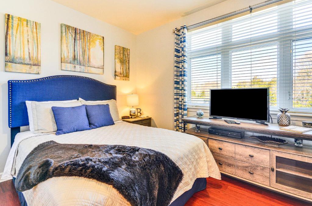 Huddleston Apartment | Pool and Lake Access Mariners Landing Resort Studio