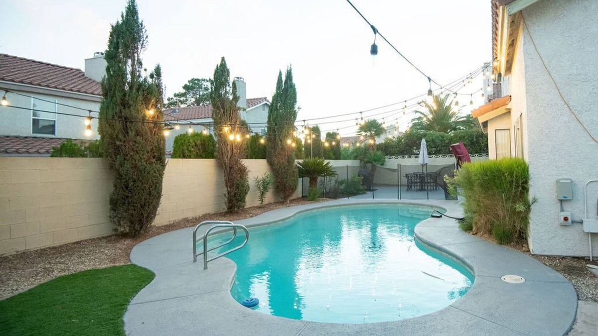 Spring Valley House | Pool | BBQ Grill | Dwnstrs bedroom | 13min to Strip