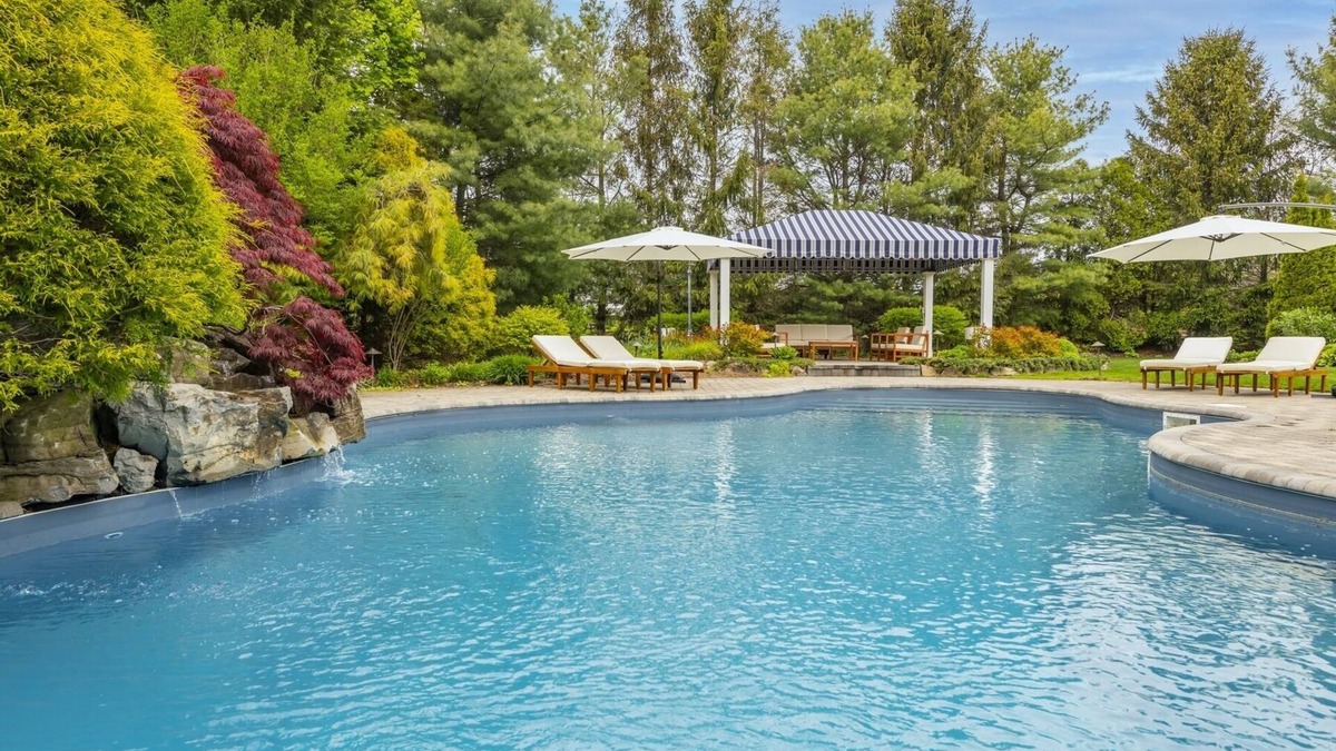 Town of Southold Town House | POOL + Beach 1 mi. to Greenport Village! July deal 7+ nights, just message