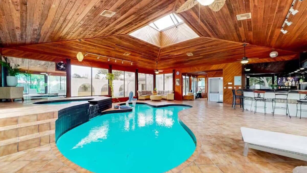 Foley House | Pool, Beaches, OWA, Dining, and More | Palmaway