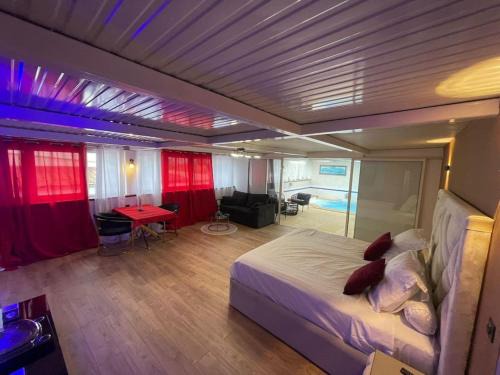 10th Arrondissement Enclos-St-Laurent Apartment | Pool & Chill