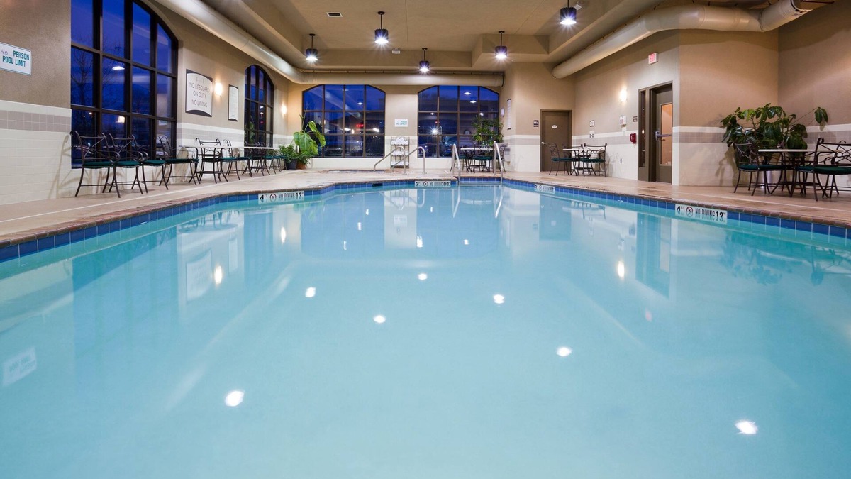 Franklin Apartment | Pool + Free Breakfast | Close to the Airport!