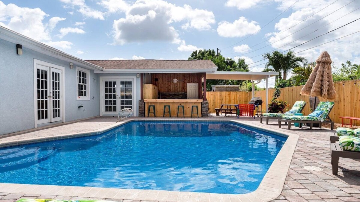 West Palm Beach House | Pool - Game Room - Mini Golf - Hot Tub - Fire Pit - West Palm Beach