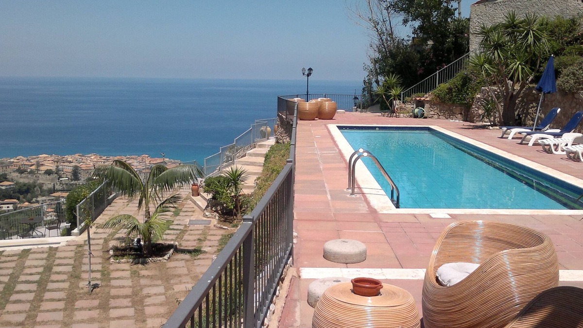 Drapia Apartment | Pool, Garden & View, 4 km from Tropea