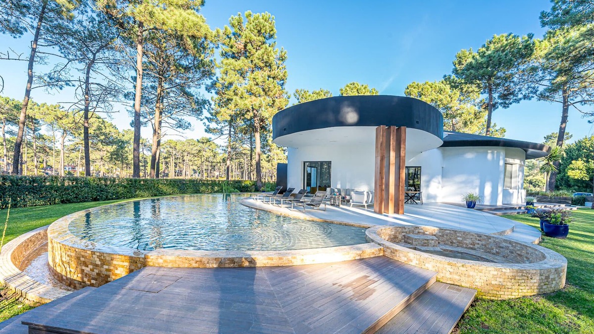 Charneca de Caparica e Sobreda House | Pool & Golf 5BR Villa in Aroeira