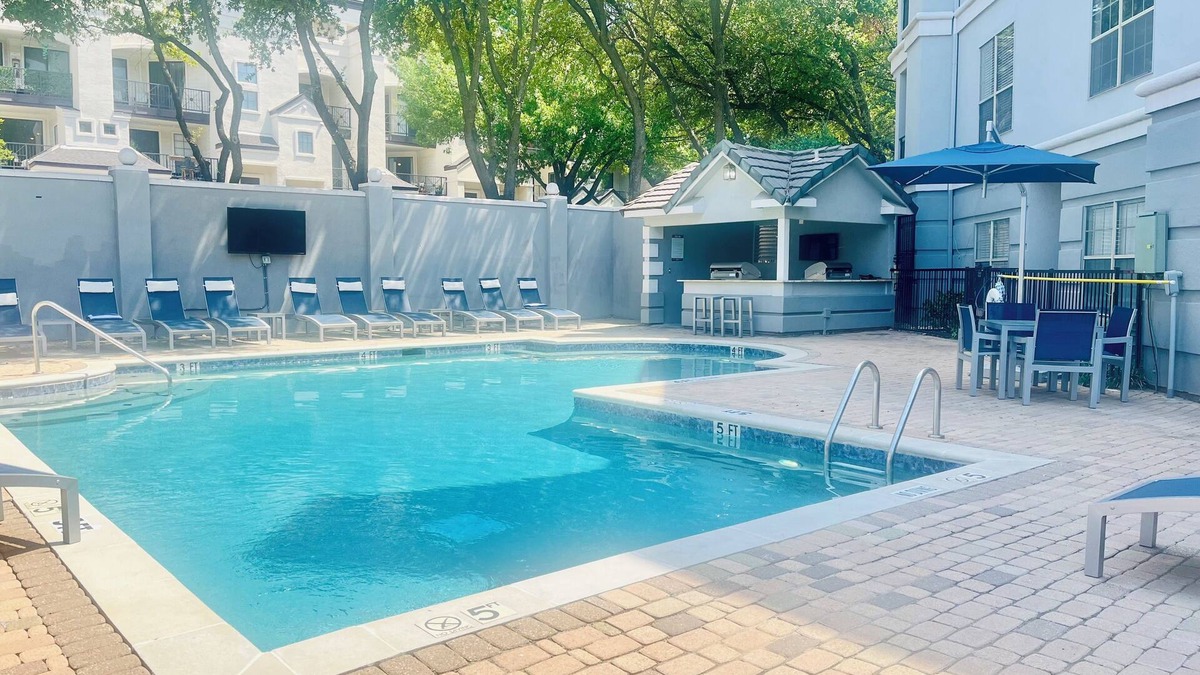 Turtle Creek Apartment | Pool, Grills, Hammocks, Ping Pong, Free Trolley to Downtown Dallas