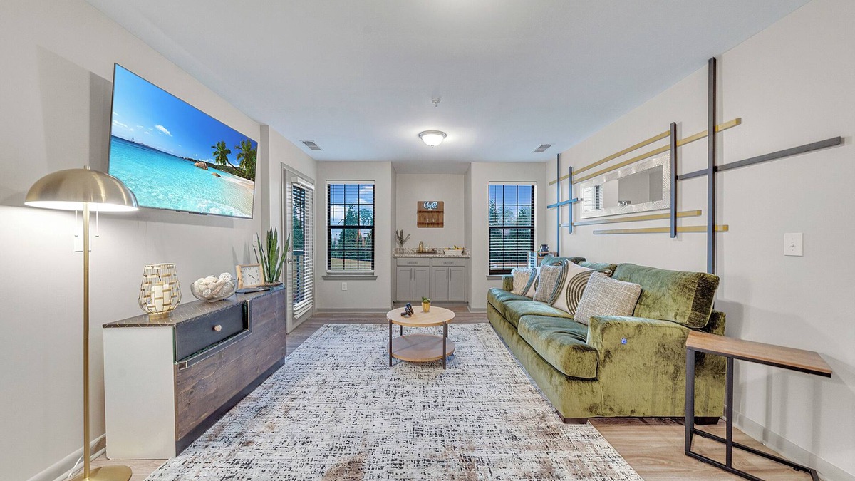 Sherwood Park Apartment | Pool+Gym/Arsenal 3 mins/Space Camp 3 mins-UAH 5 minutes- Shop 3 minutes