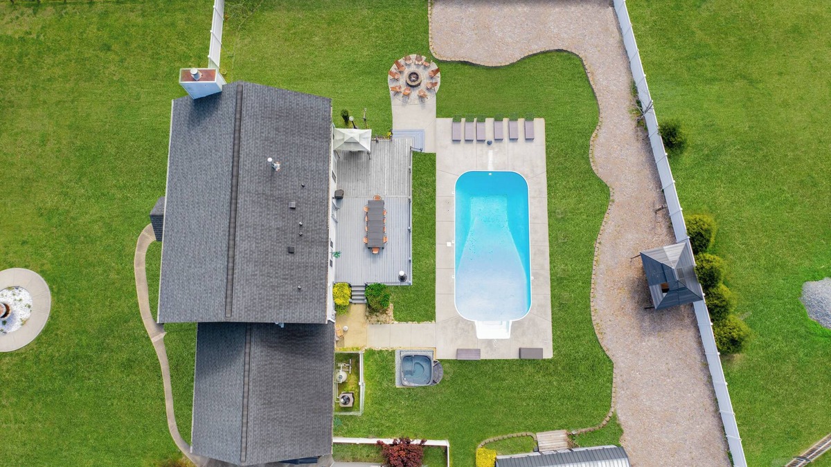 Jamestown House | Pool, Hot-tub, Fire-pit, Pool Table, King Beds