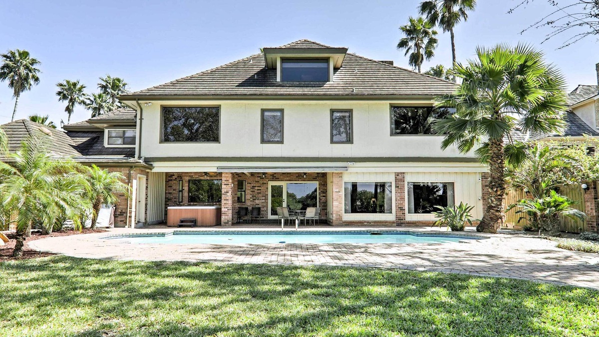 Harlingen House | Pool & Hot Tub: Lakefront Harlingen Home