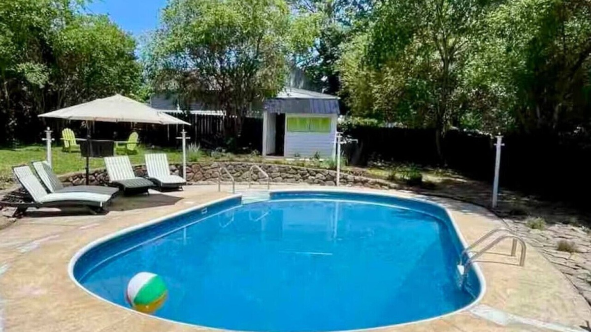Lynchburg House | POOL + HOT TUB | Quaint Cottage in heart of LYH
