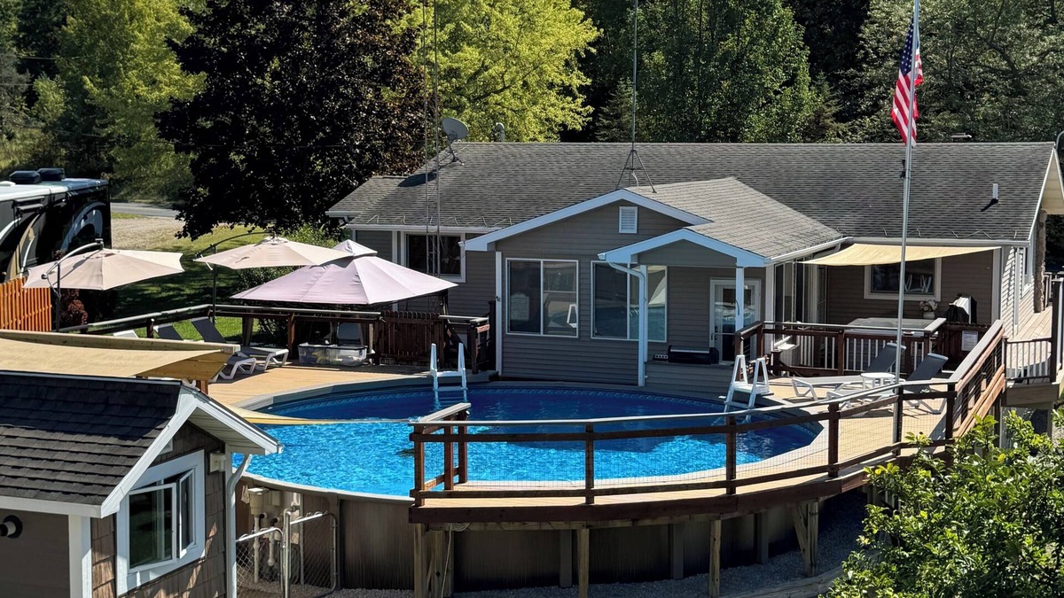 Bangor House | Pool, Hot Tub, Walking trails, 7 minutes to Lake Michigan