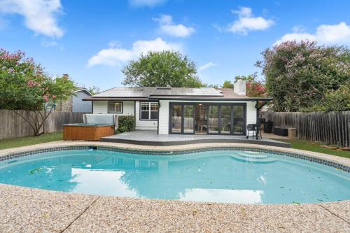 Franklin Park House | Pool House - Hot tub - Close to DT- Airport -Lounge