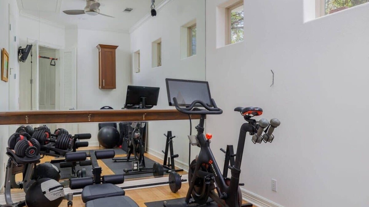 Treemont House | Pool, King Beds, Gym | The Victoria - Portoro