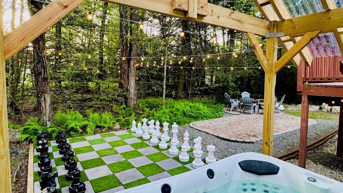Tobyhanna House | Pool/Lake ~ Poconos ~ Spacious 5BR 3Bath House ~ Fire Pit ~ Hot Tub ~ Game room