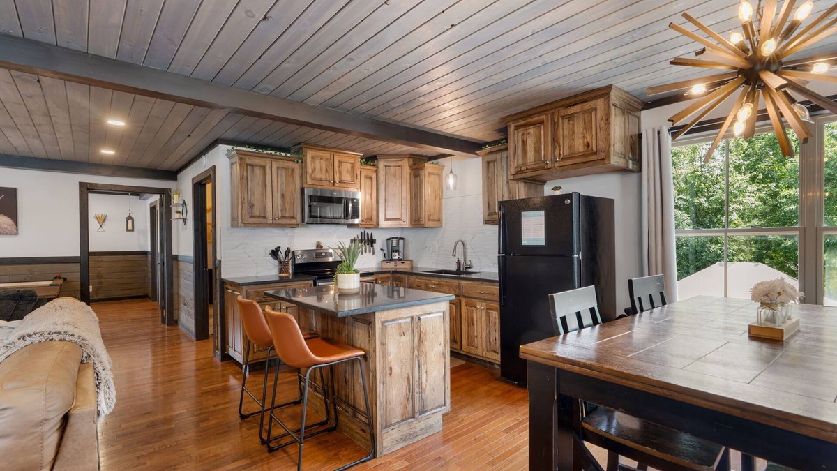 South Pittsburg Cabin | Pool Lodge with amazing views!