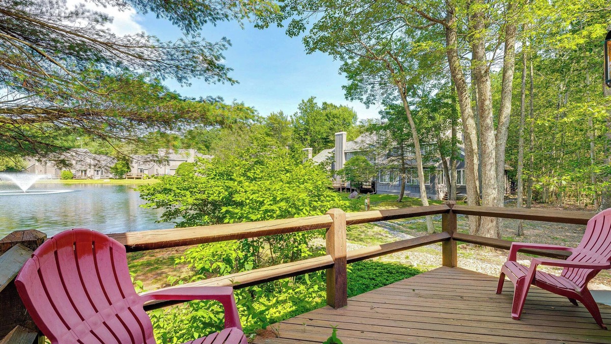 White Haven Condo | Pool & Marina Access: Condo w/Deck in Jim Thorpe