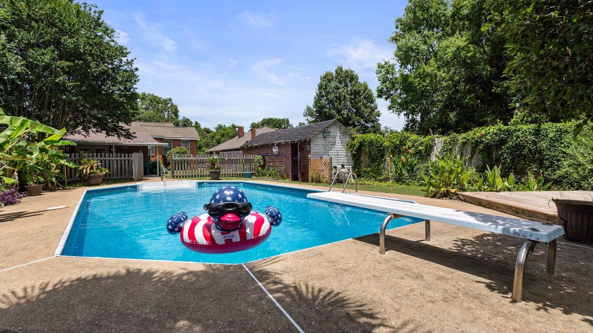 Montgomery House | Pool & Mins to Zoo - Capitol Heights Hideaway