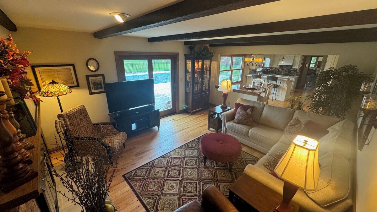 Mequon House | Pool overlooking golf course close to downtown