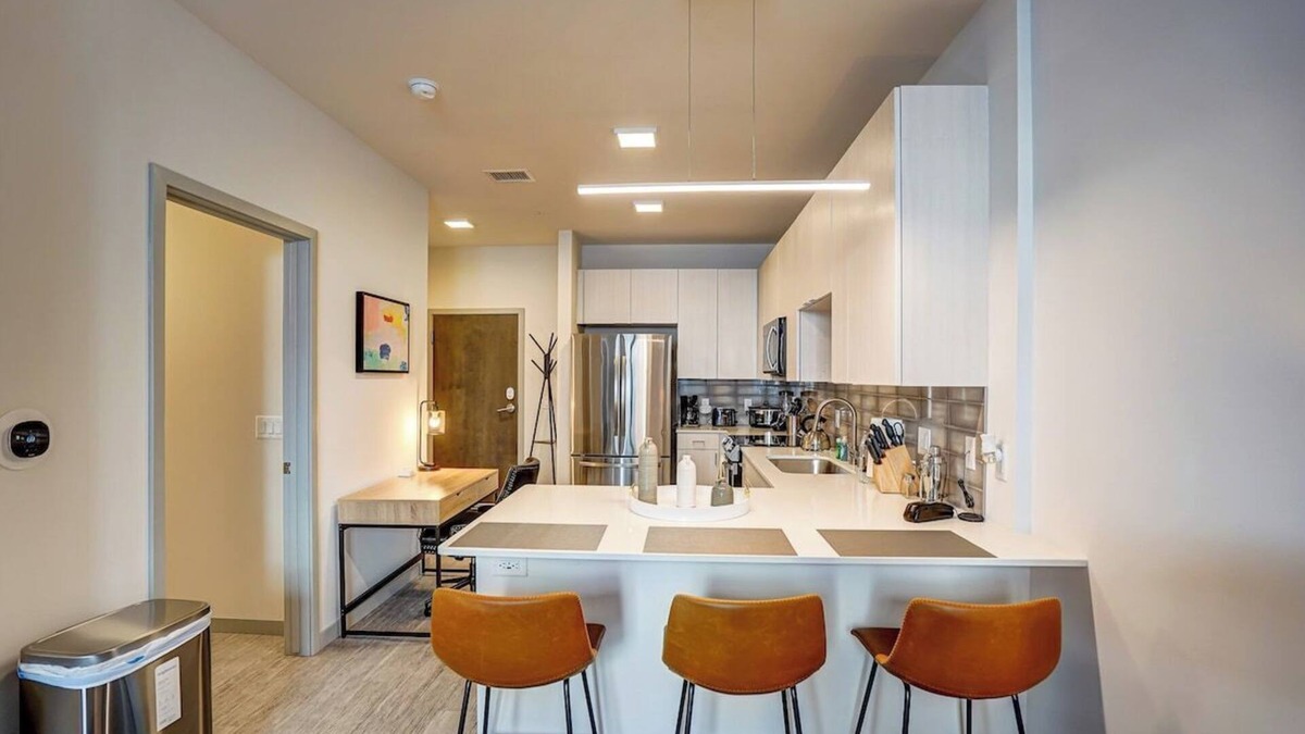 Madison Apartment | Pool. Parking. Dishwasher. A/C. Pet Wash station.
