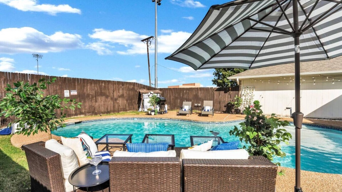Allen House | Pool PlayHouse: Firepit, Grill, Games & Sunlounger