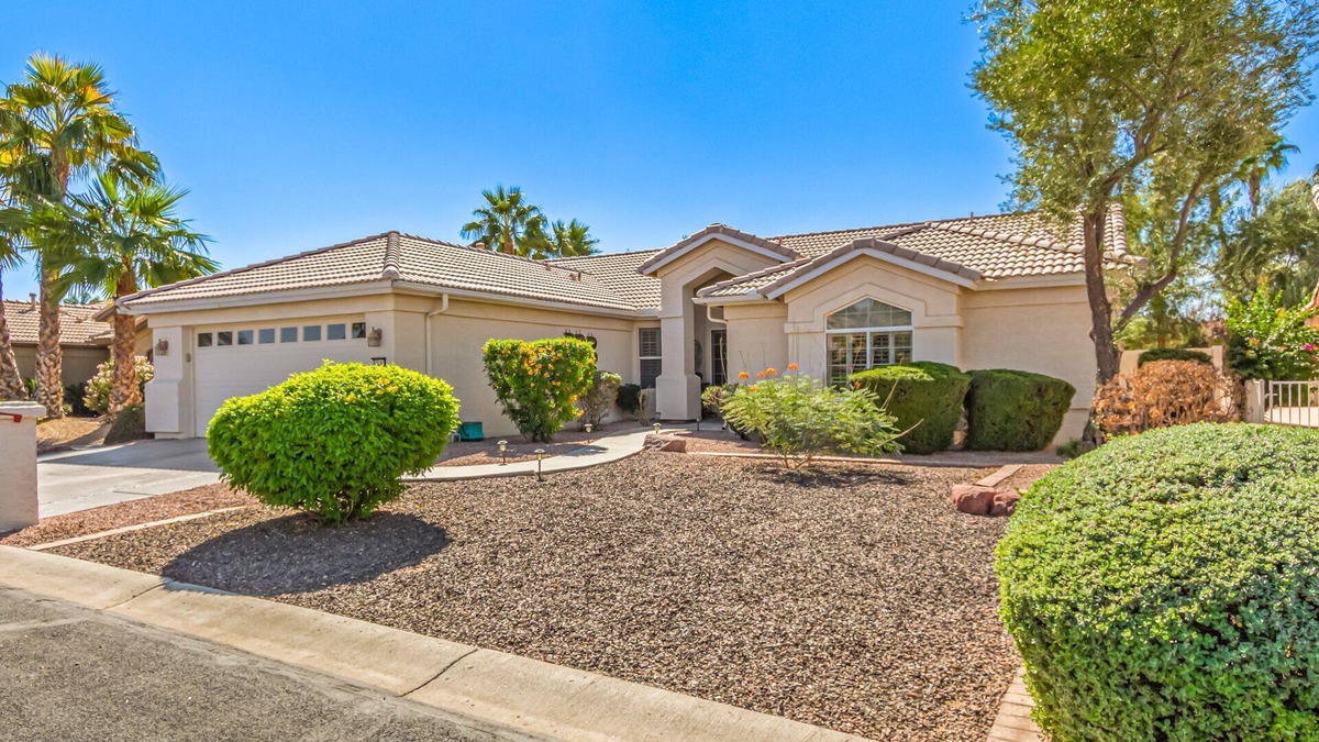 Pebblecreek House | Pool & Putting Green with Golf Cart minutes to Golf Courses in Sunny Arizona!