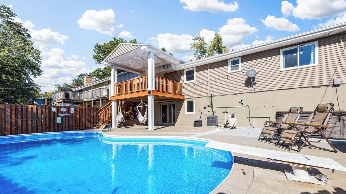 North Central Omaha House | Pool, Sauna, Work out area, ping pong, King Bed. So Many Amenities!