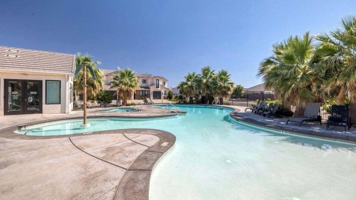 Washington Fields House | Pool Side Villa |Pet-Friendly Modern Escape w/Games, Pool Toys, Bikes & More! Near St.George
