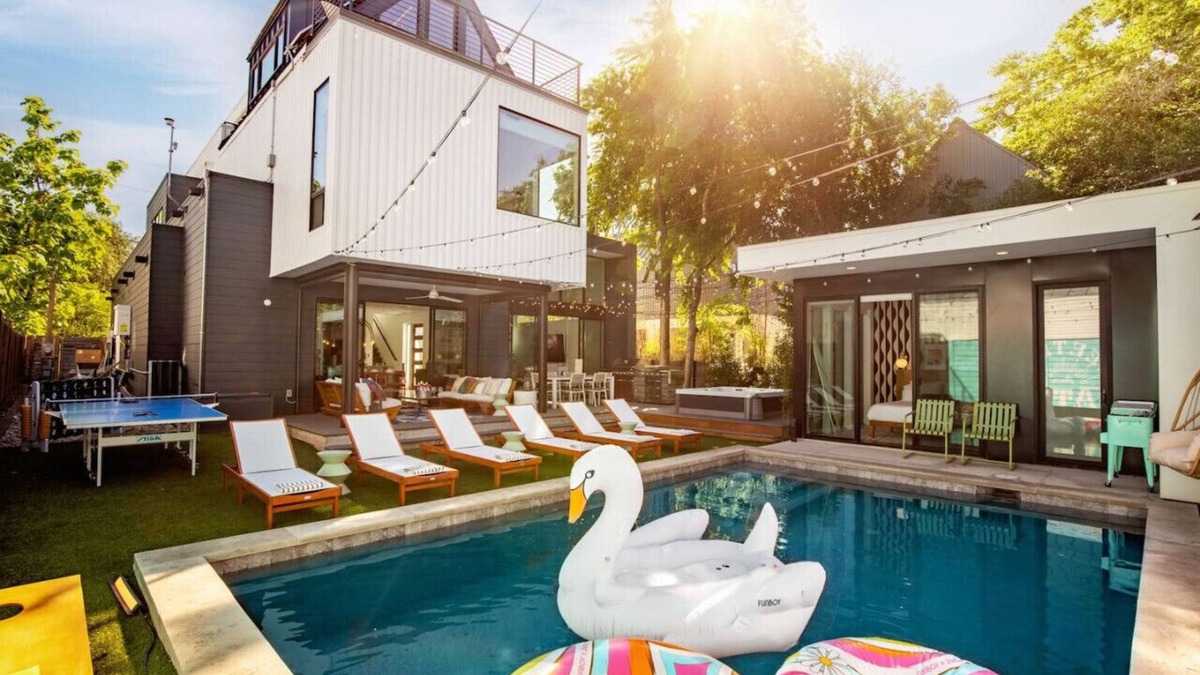 Bouldin House | Pool, Spa, FirePits, Speakeasy, Minigolf, Sleep 18