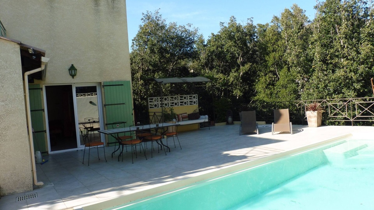Cabrerolles House | pool studio in quiet and relaxing village
