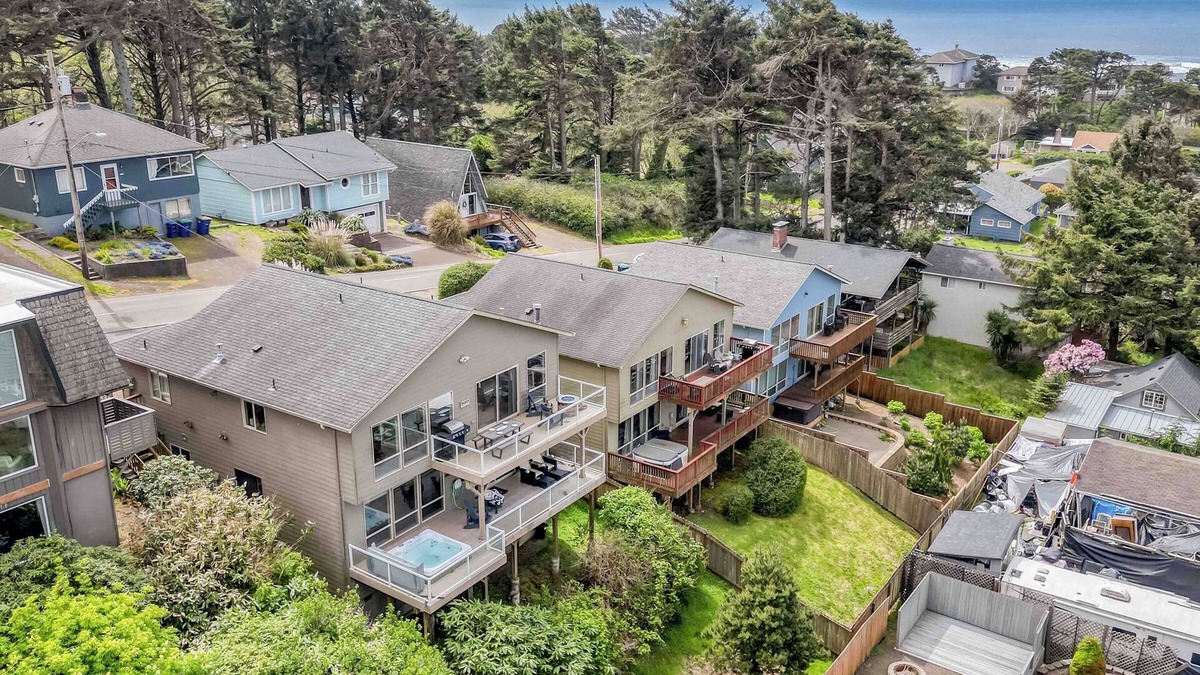 Lincoln City House | Pool Table, Hot Tub, Two Queen Suites and Double Deck in North Lincoln City!