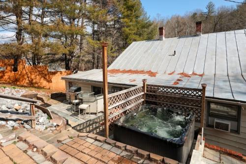 Spottswood House | Pool-Table-Hot Tub-Fire Pit