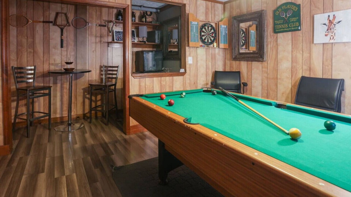 Spottswood House | Pool-Table-Hot Tub-Fire Pit