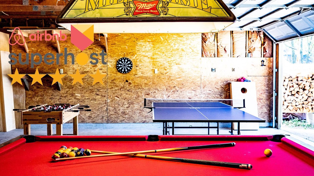 University District House | Pool Table ~ PingPong ~ Foosball ~ Fun for the Fam