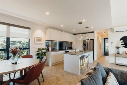 Martinborough House | Pool & Tennis Court - Pinot Grove